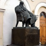 Памятник А.Н. Островскому на входе в Малый театр